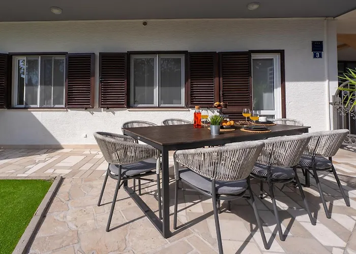 Bane, 70m From The Sea, 8 Pax アパート オミシュ